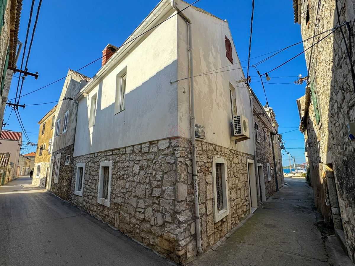 Kamena hiša v vrsti v središču Murterja primerna za poslovni in bivalni prostor