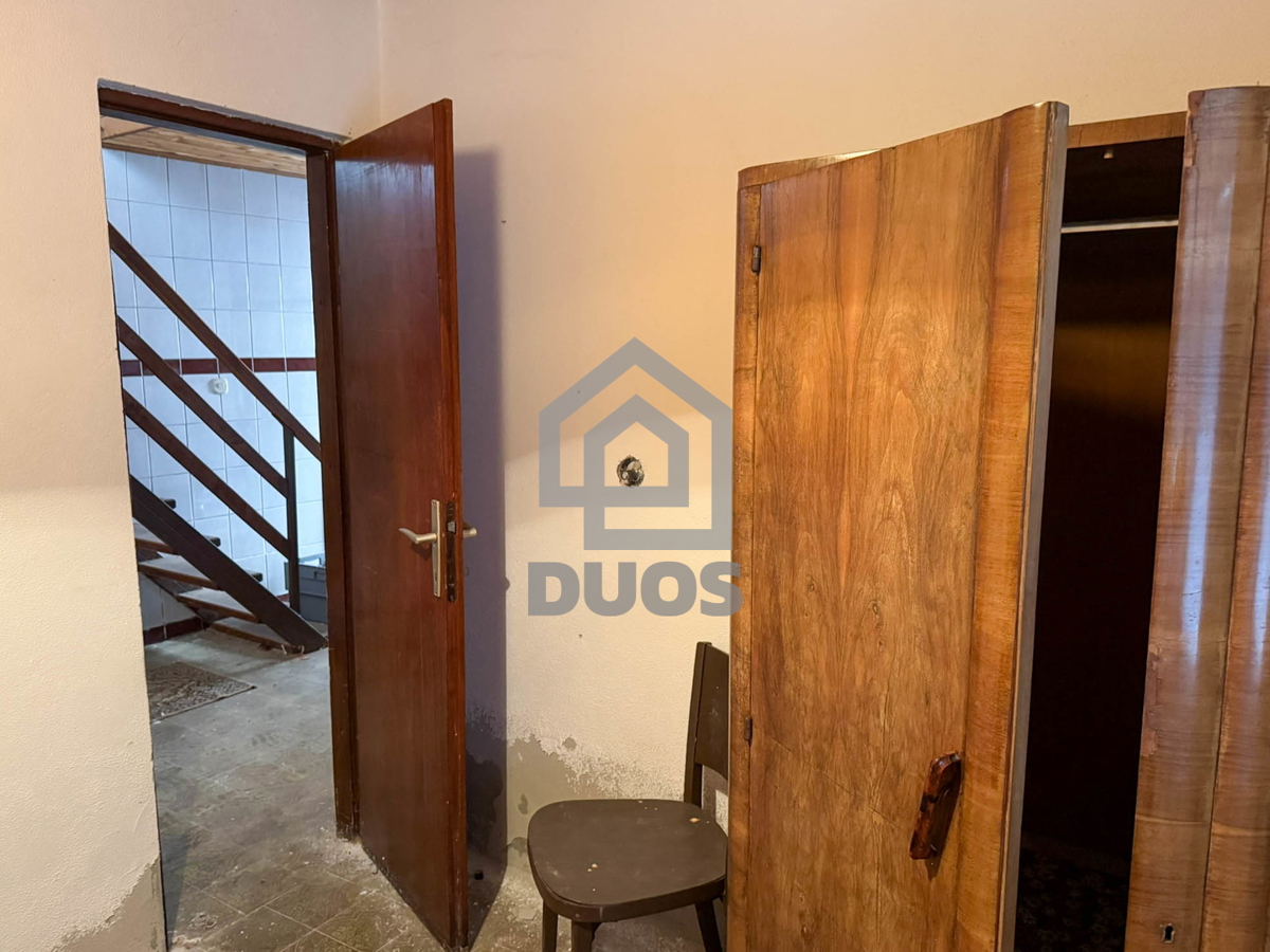 Kamena hiša v vrsti v središču Murterja primerna za poslovni in bivalni prostor