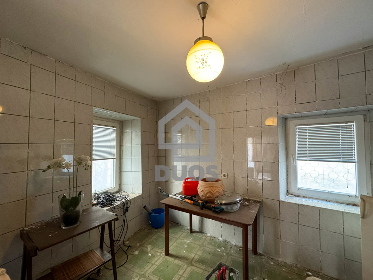 Kamena hiša v vrsti v središču Murterja primerna za poslovni in bivalni prostor