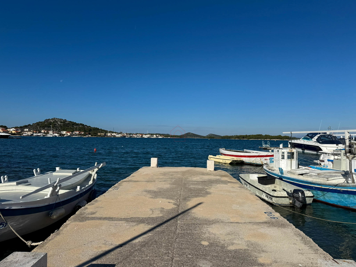 Kamena hiša v vrsti v središču Murterja primerna za poslovni in bivalni prostor