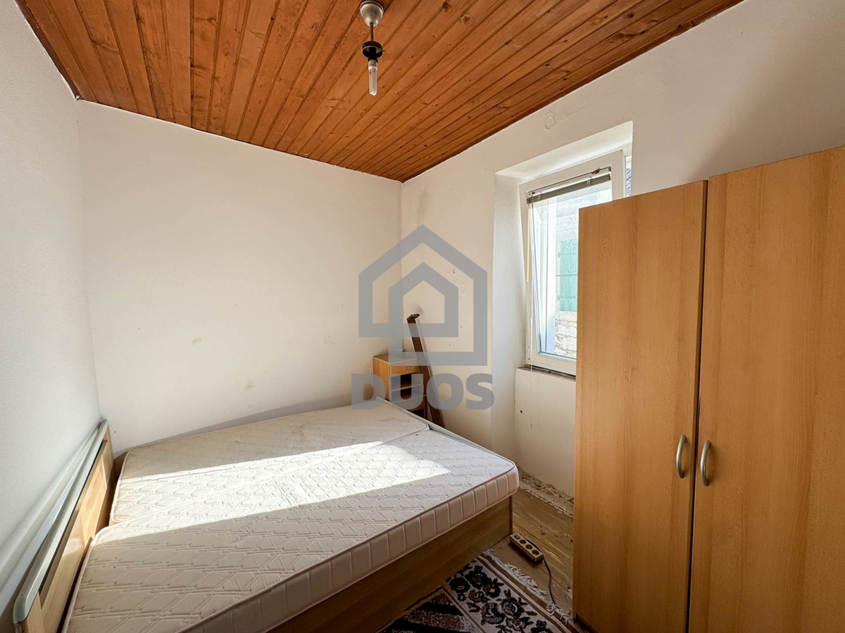 Kamena hiša v vrsti v središču Murterja primerna za poslovni in bivalni prostor