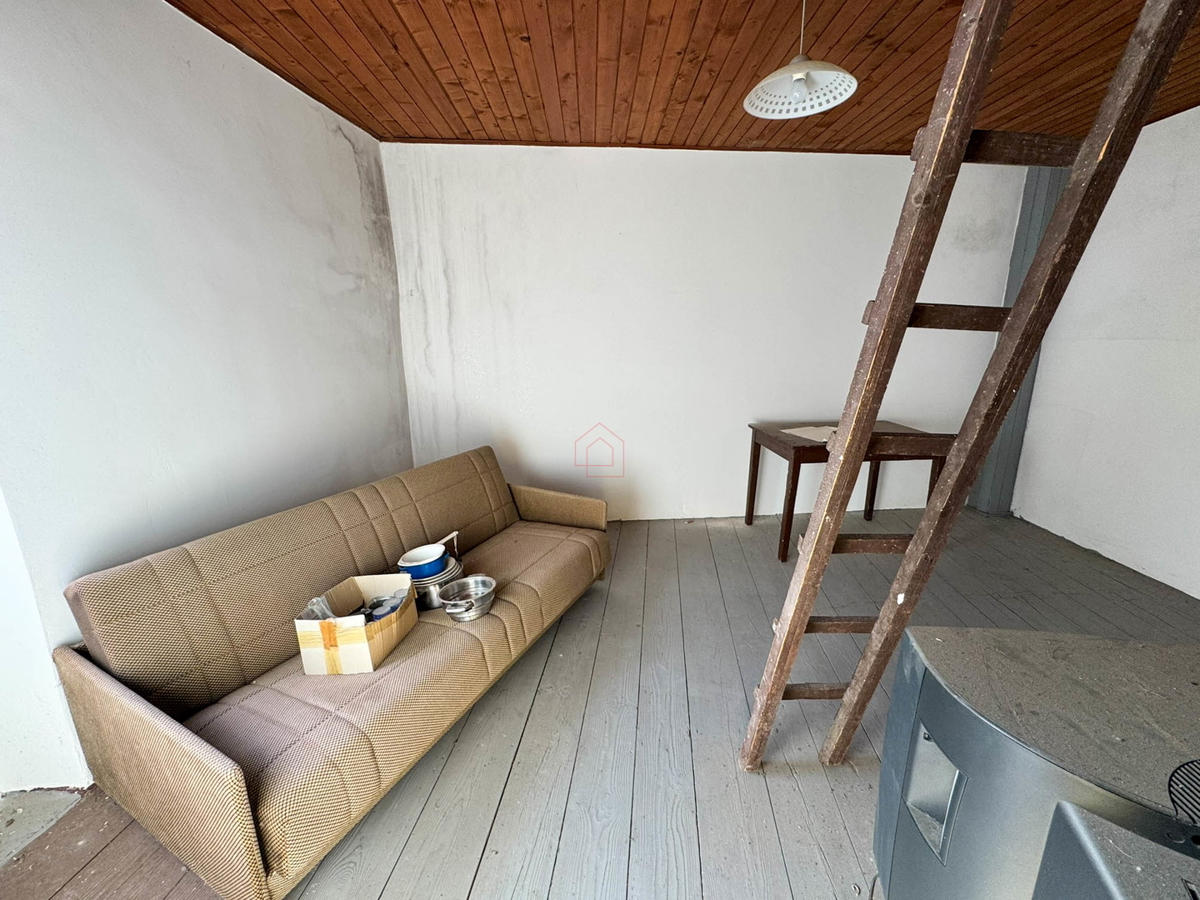 Kamena hiša v vrsti v središču Murterja primerna za poslovni in bivalni prostor