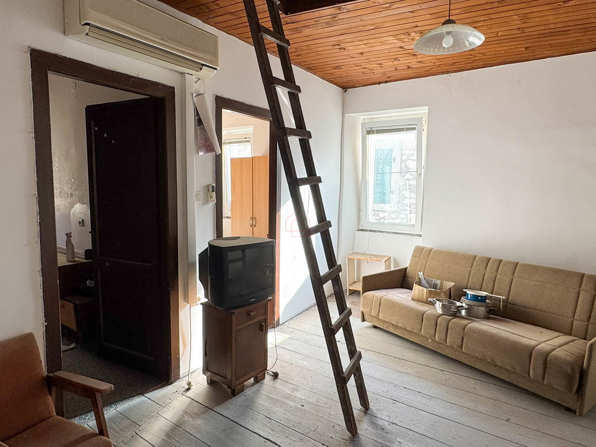 Kamena hiša v vrsti v središču Murterja primerna za poslovni in bivalni prostor