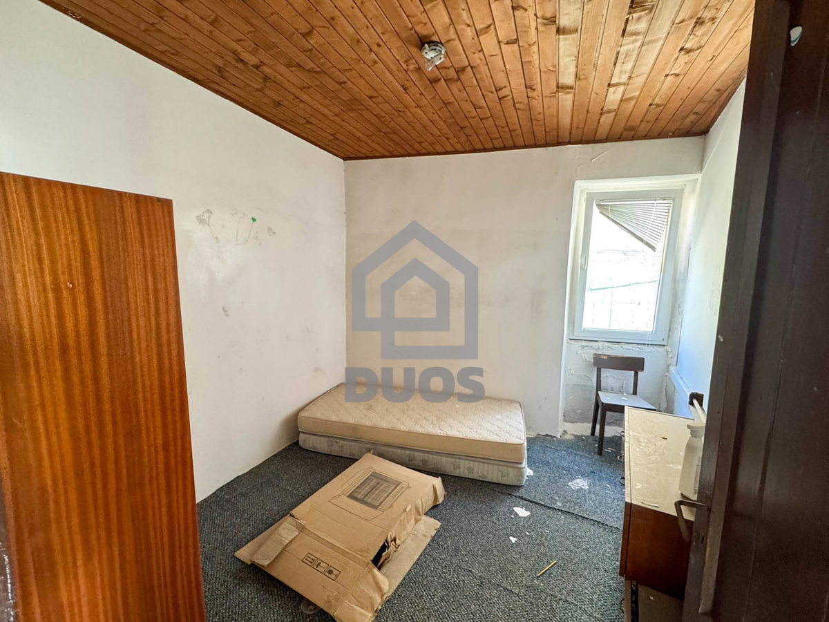 Kamena hiša v vrsti v središču Murterja primerna za poslovni in bivalni prostor