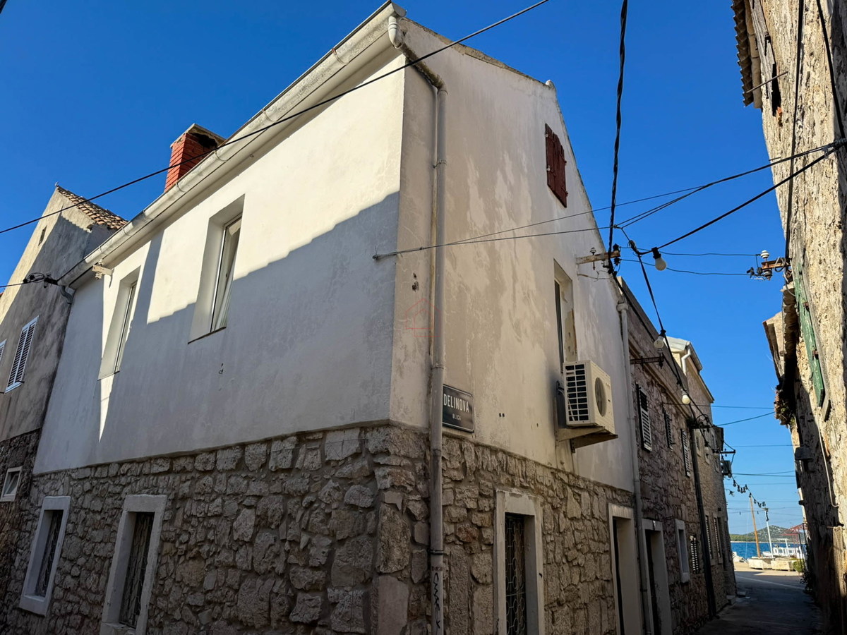 Kamena hiša v vrsti v središču Murterja primerna za poslovni in bivalni prostor