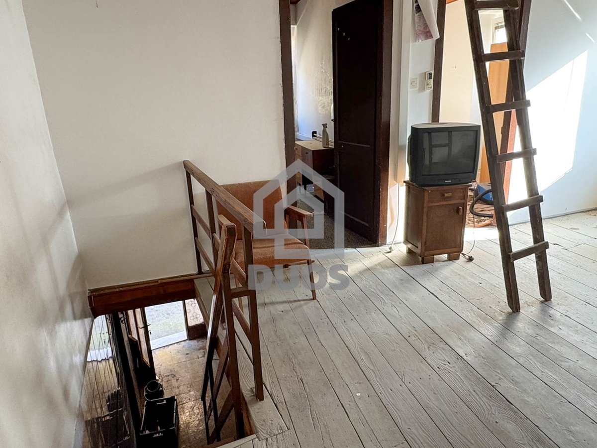 Kamena hiša v vrsti v središču Murterja primerna za poslovni in bivalni prostor