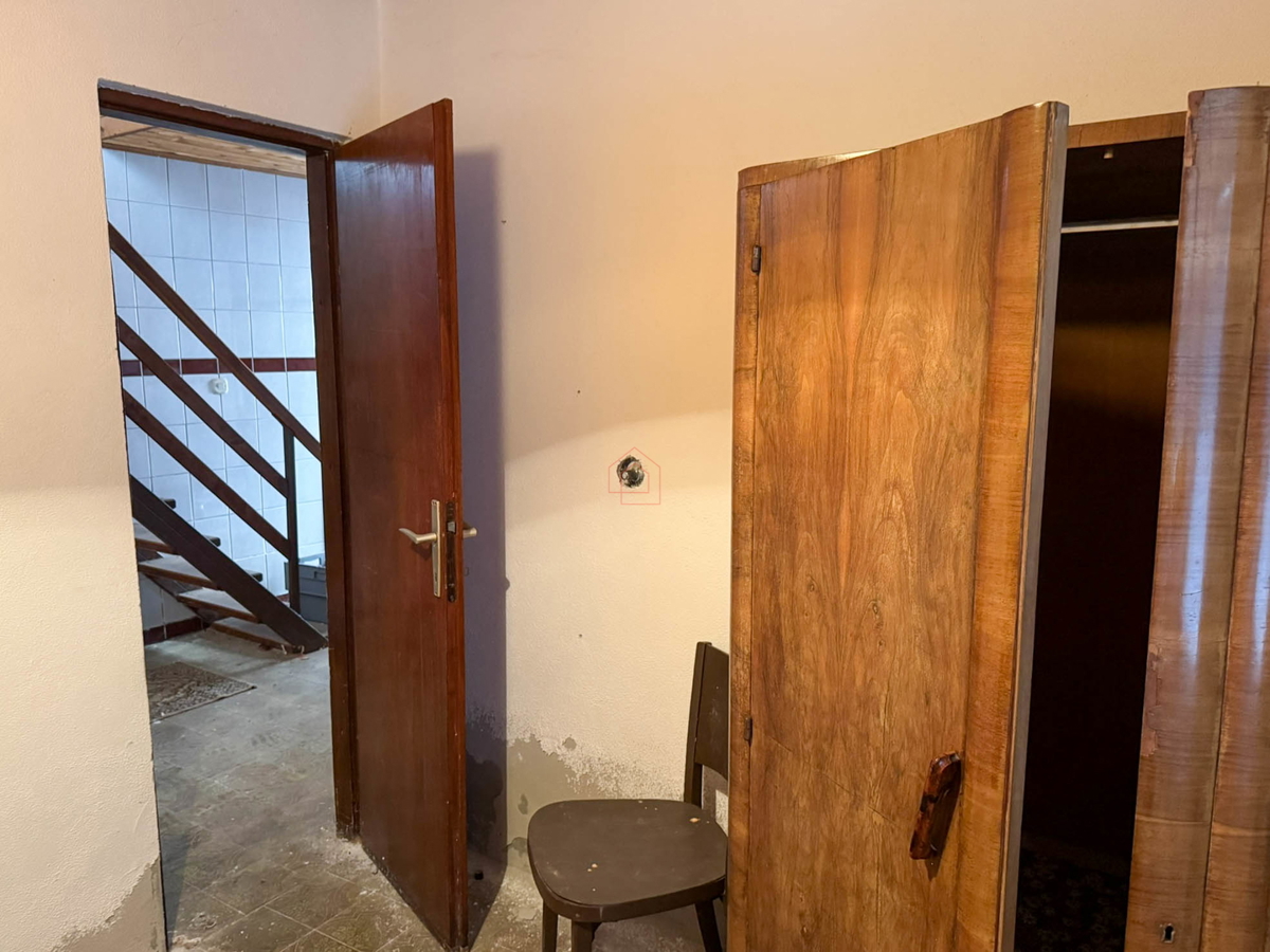 Kamena hiša v vrsti v središču Murterja primerna za poslovni in bivalni prostor