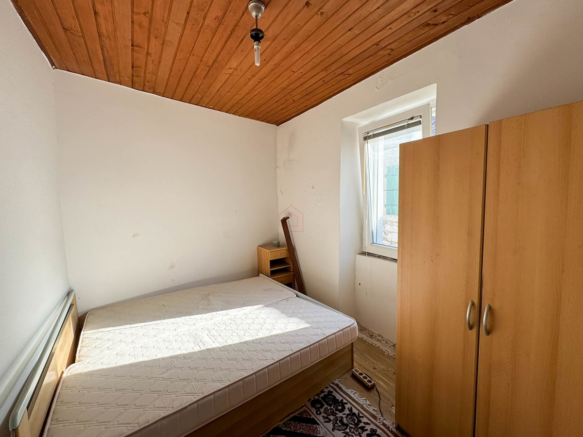 Kamena hiša v vrsti v središču Murterja primerna za poslovni in bivalni prostor