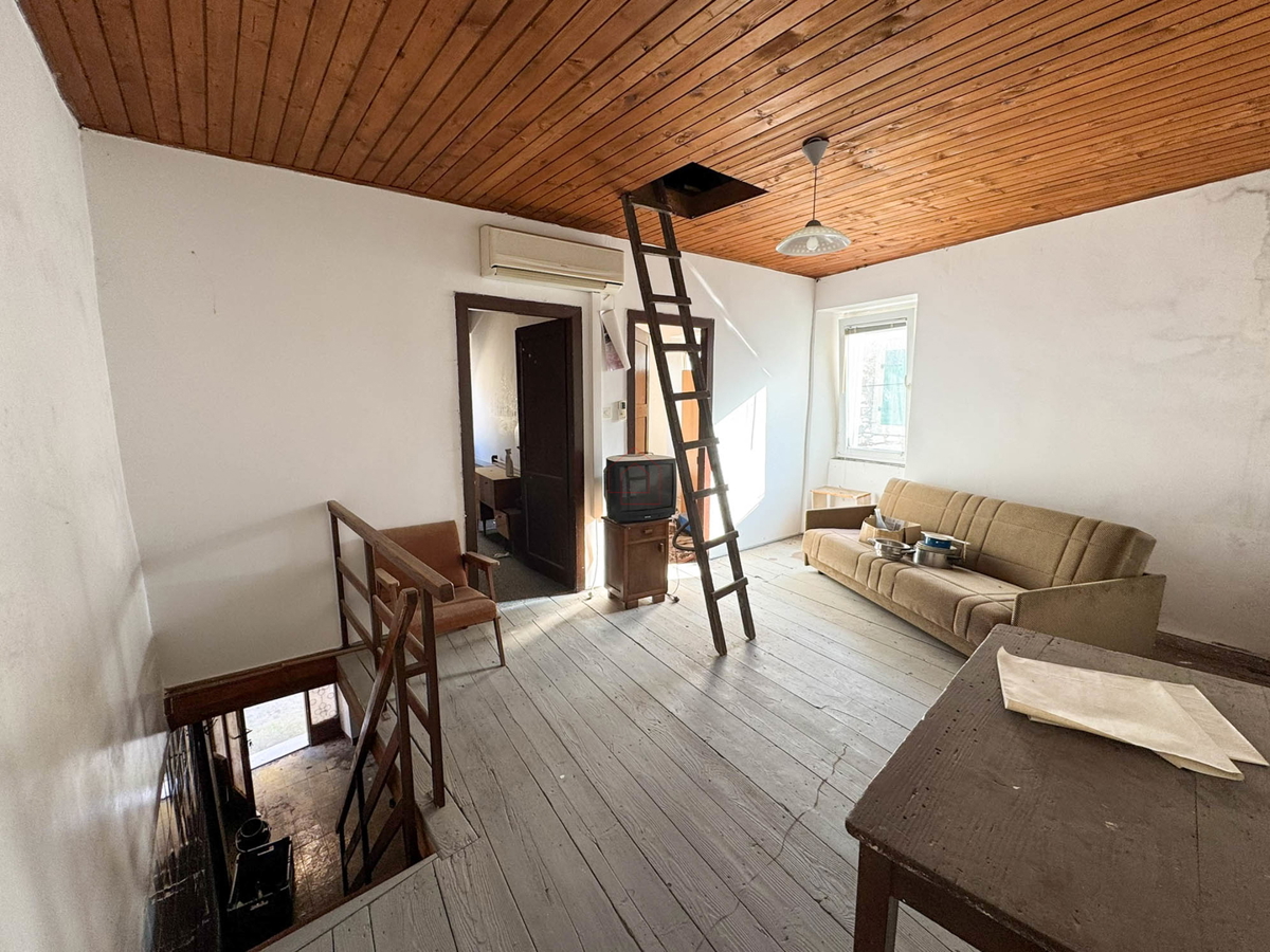 Kamena hiša v vrsti v središču Murterja primerna za poslovni in bivalni prostor