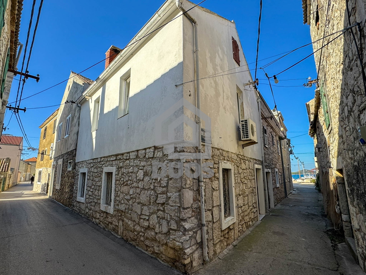 Kamena hiša v vrsti v središču Murterja primerna za poslovni in bivalni prostor