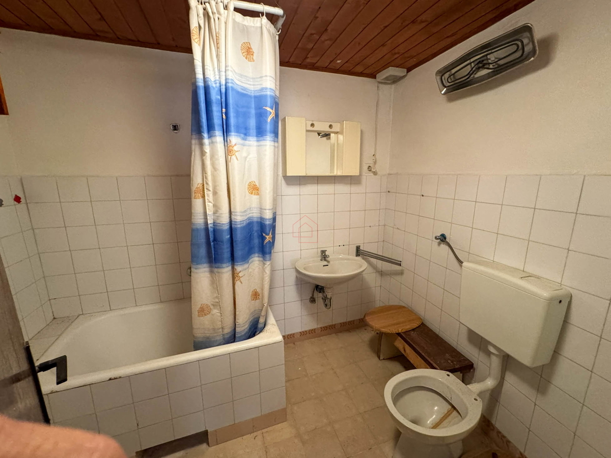 Kamena hiša v vrsti v središču Murterja primerna za poslovni in bivalni prostor