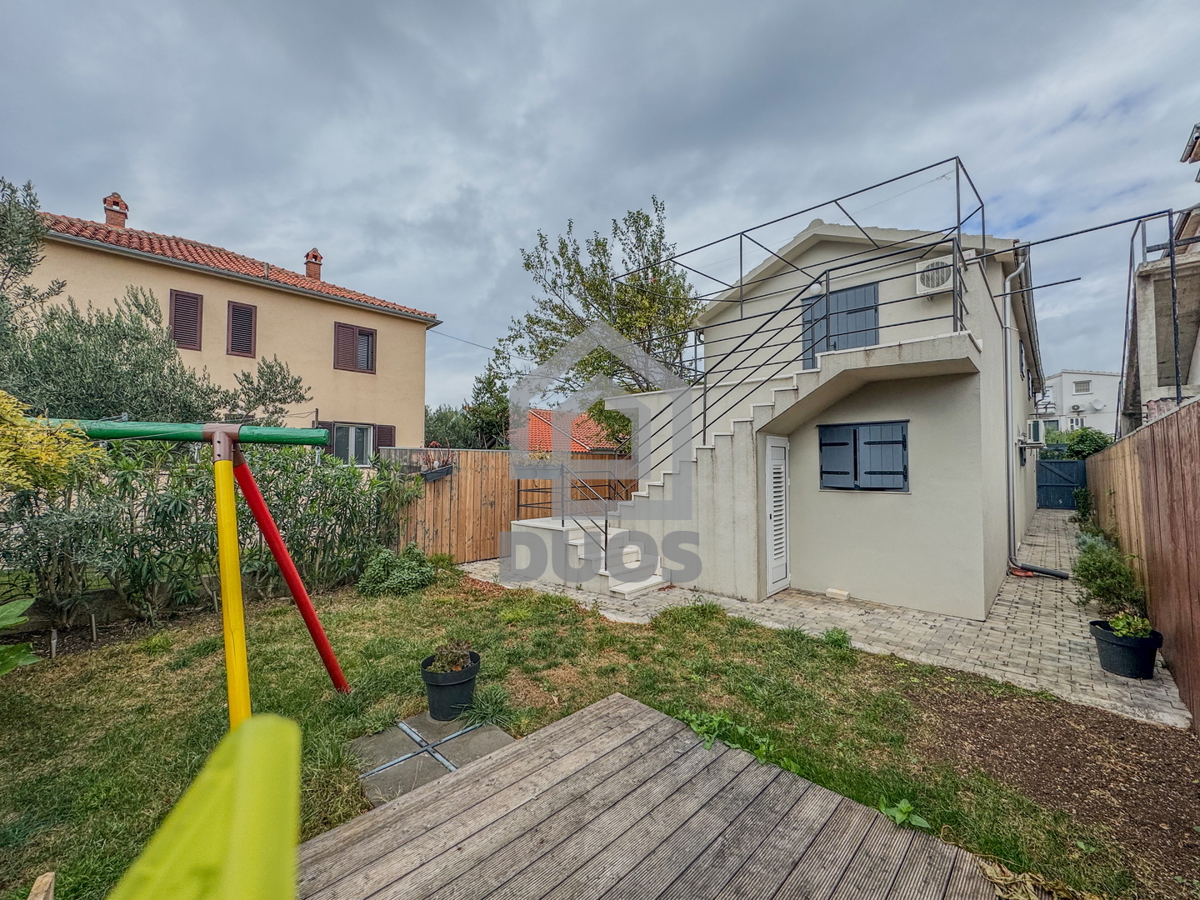 Dvojna hiša blizu plaže Betina s štirimi stanovanji