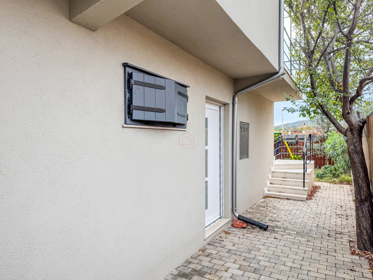 Dvojna hiša blizu plaže Betina s štirimi stanovanji