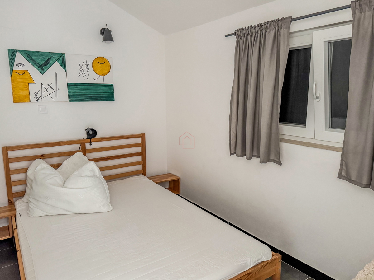 Dvojna hiša blizu plaže Betina s štirimi stanovanji