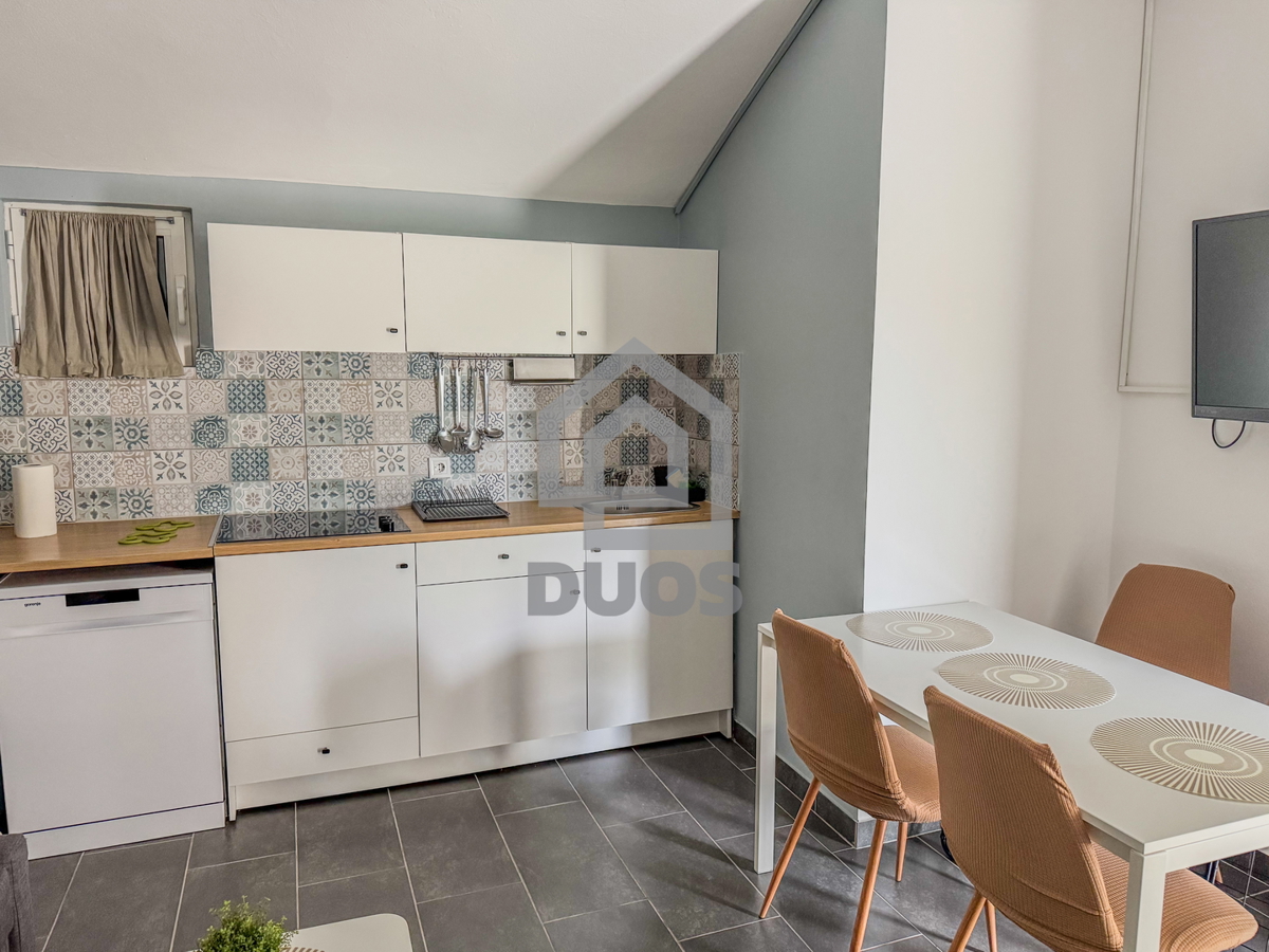 Dvojna hiša blizu plaže Betina s štirimi stanovanji