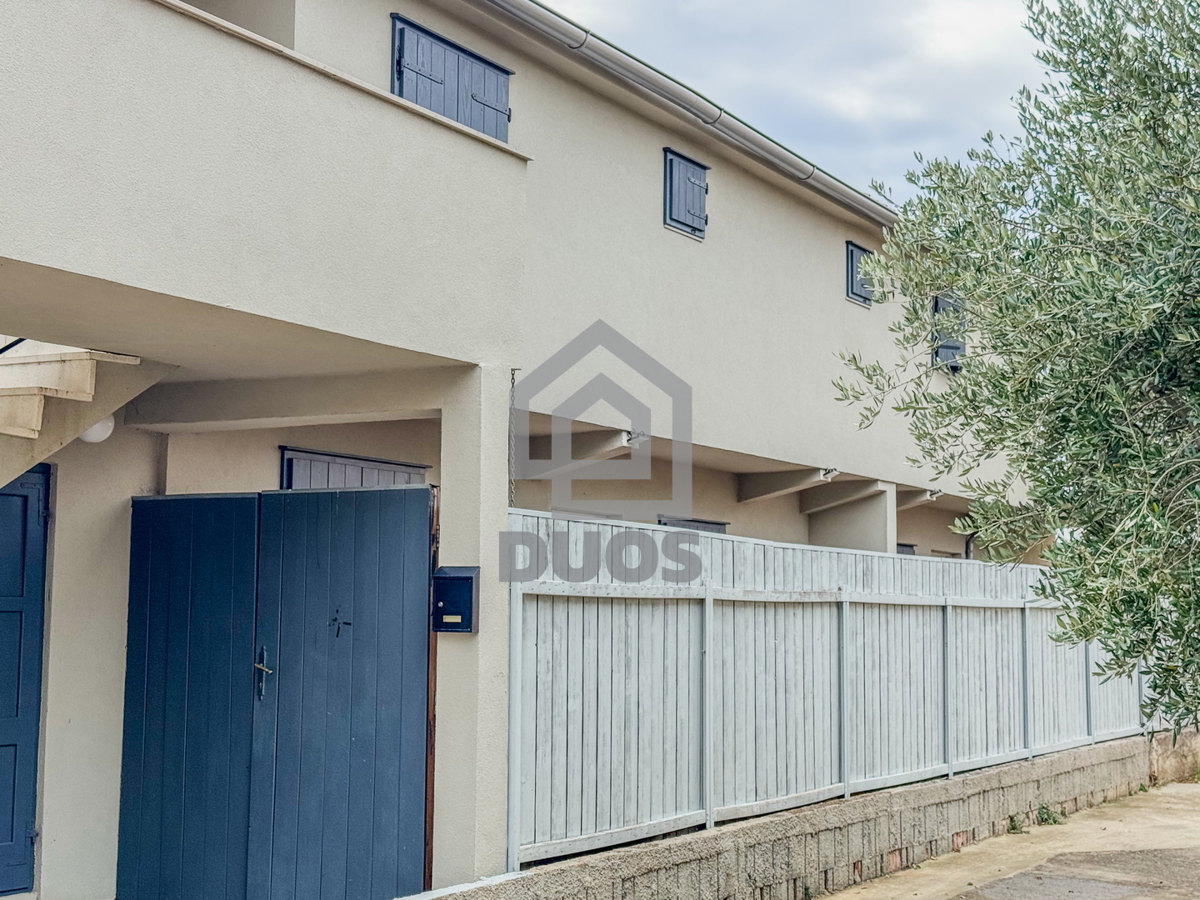 Dvojna hiša blizu plaže Betina s štirimi stanovanji