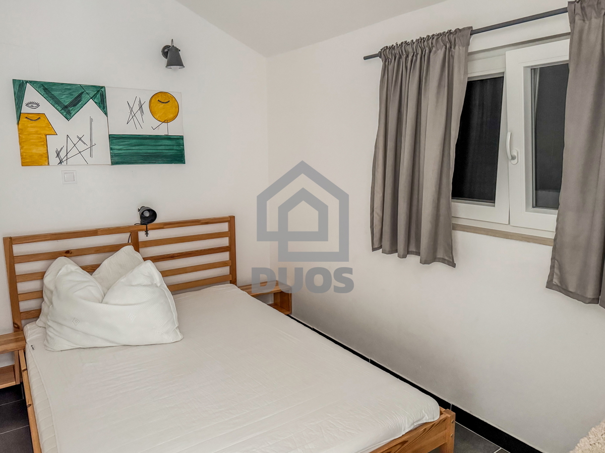 Dvojna hiša blizu plaže Betina s štirimi stanovanji