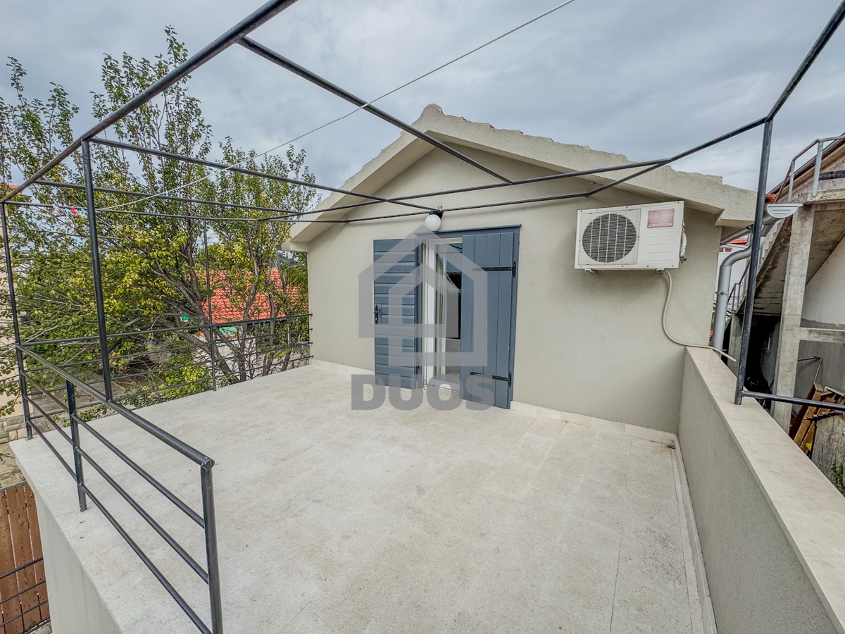 Dvojna hiša blizu plaže Betina s štirimi stanovanji