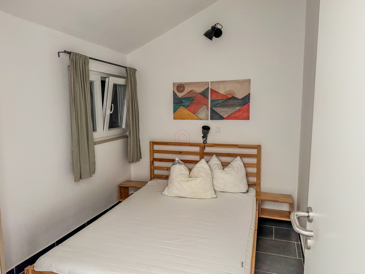 Dvojna hiša blizu plaže Betina s štirimi stanovanji