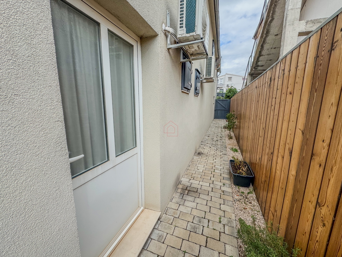 Dvojna hiša blizu plaže Betina s štirimi stanovanji