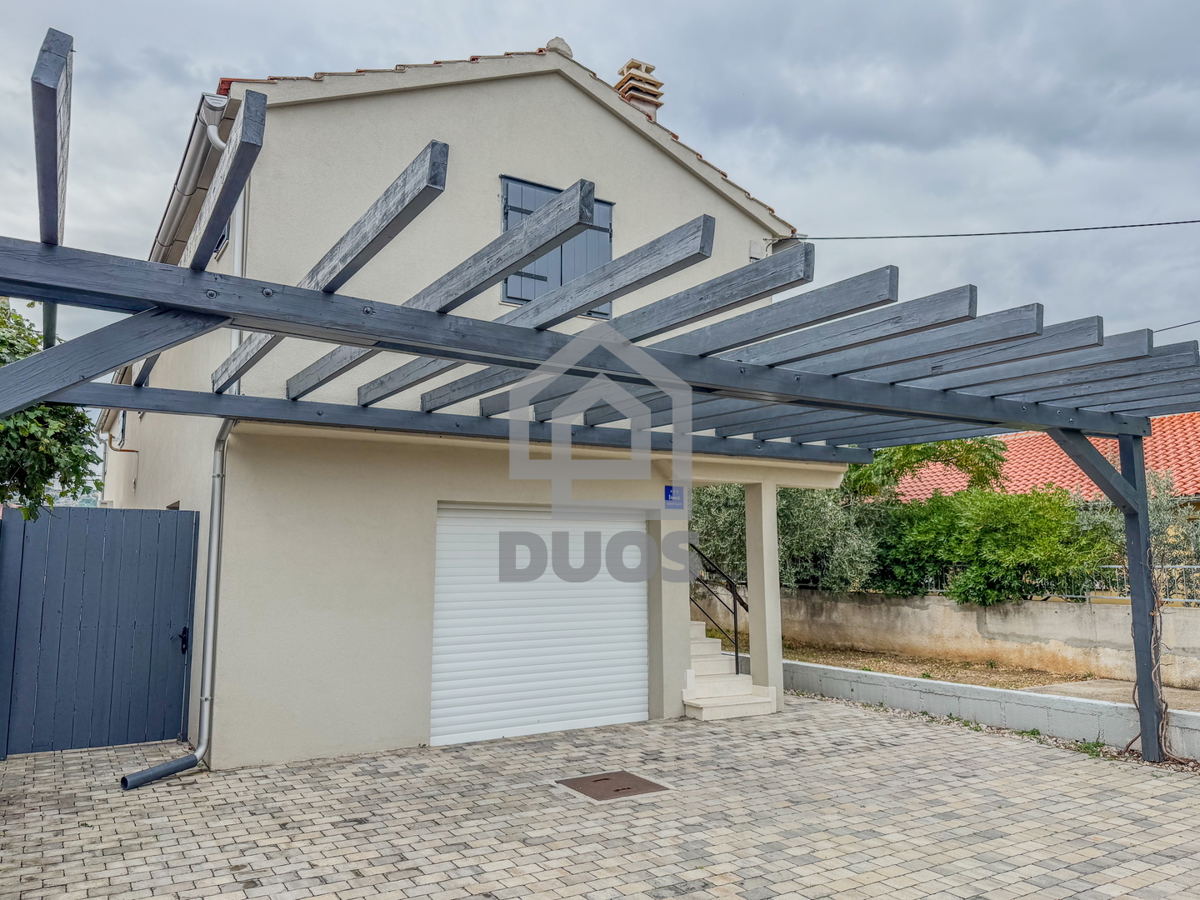 Dvojna hiša blizu plaže Betina s štirimi stanovanji