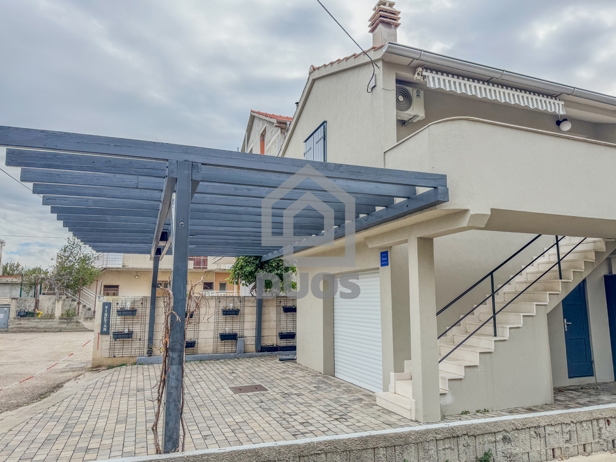 Dvojna hiša blizu plaže Betina s štirimi stanovanji