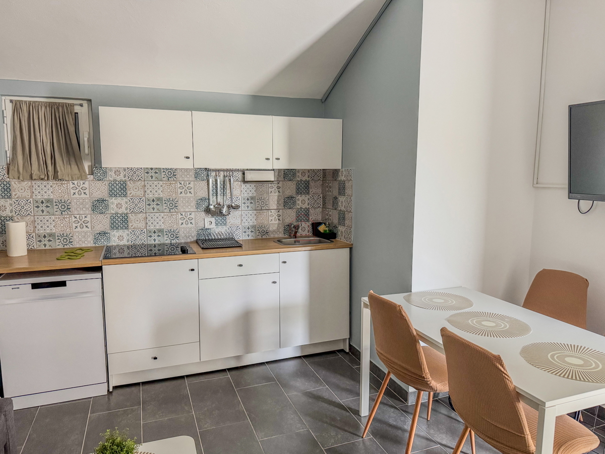 Dvojna hiša blizu plaže Betina s štirimi stanovanji