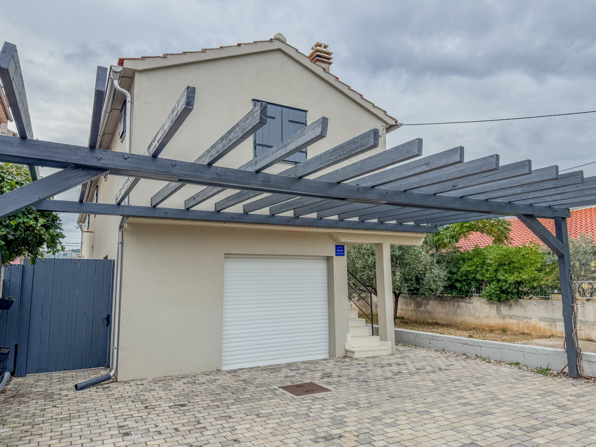 Dvojna hiša blizu plaže Betina s štirimi stanovanji