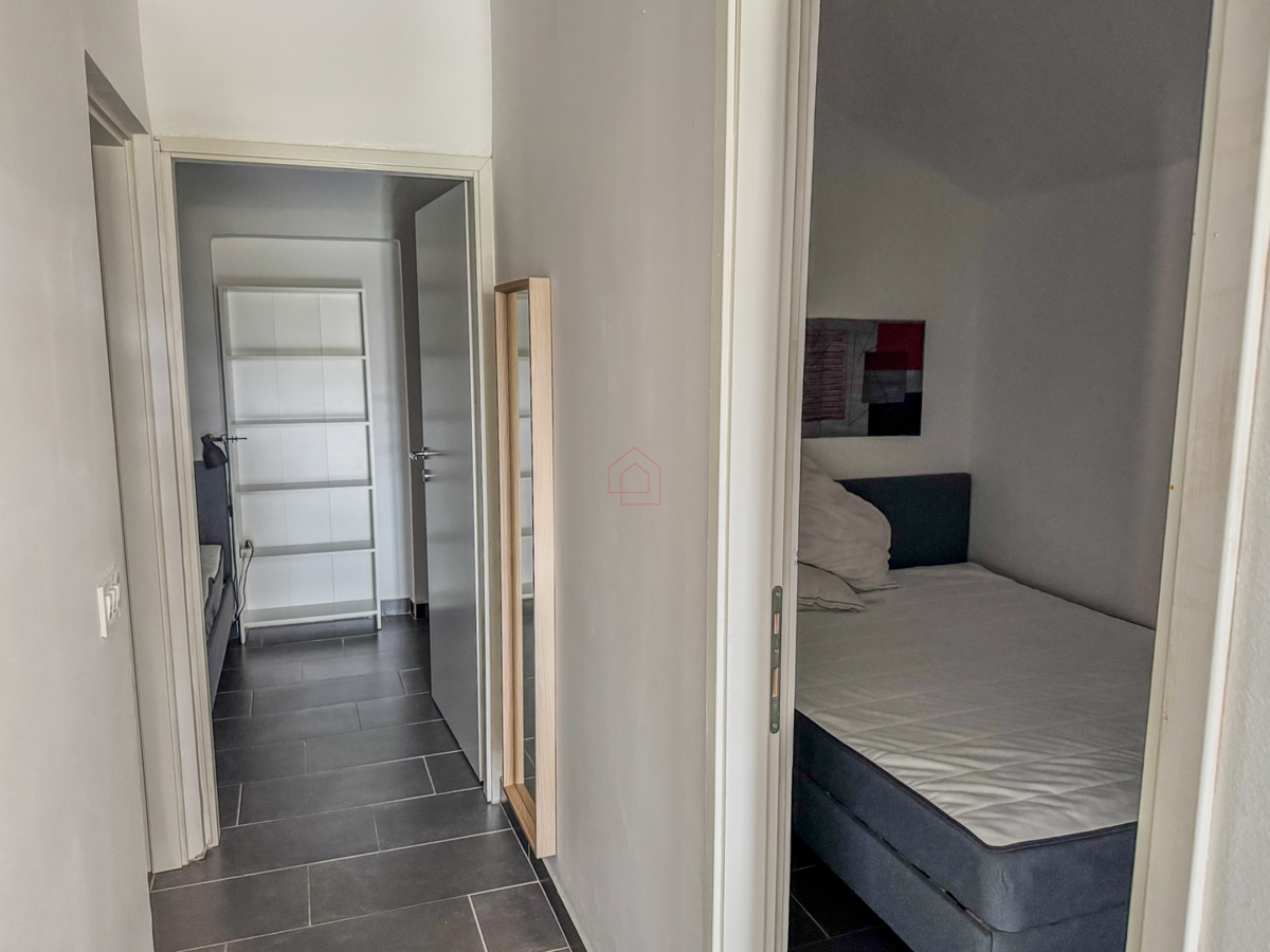 Dvojna hiša blizu plaže Betina s štirimi stanovanji