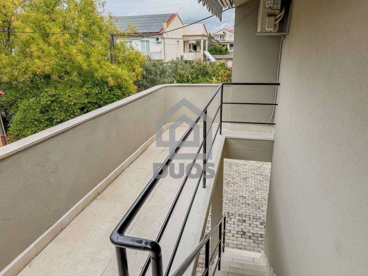 Dvojna hiša blizu plaže Betina s štirimi stanovanji