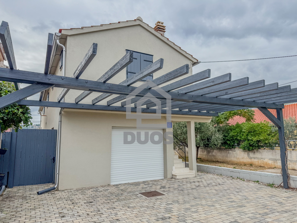 Dvojna hiša blizu plaže Betina s štirimi stanovanji