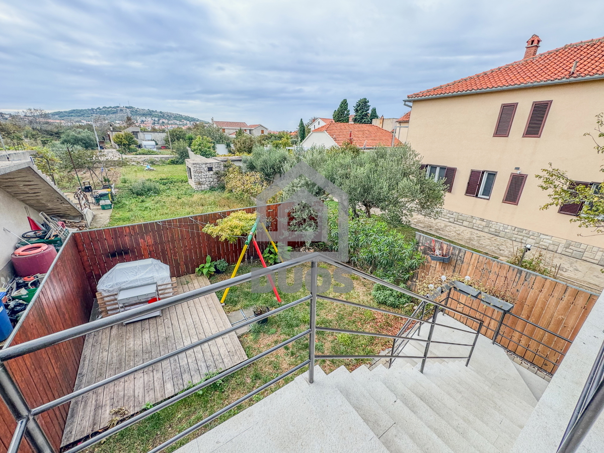 Dvojna hiša blizu plaže Betina s štirimi stanovanji