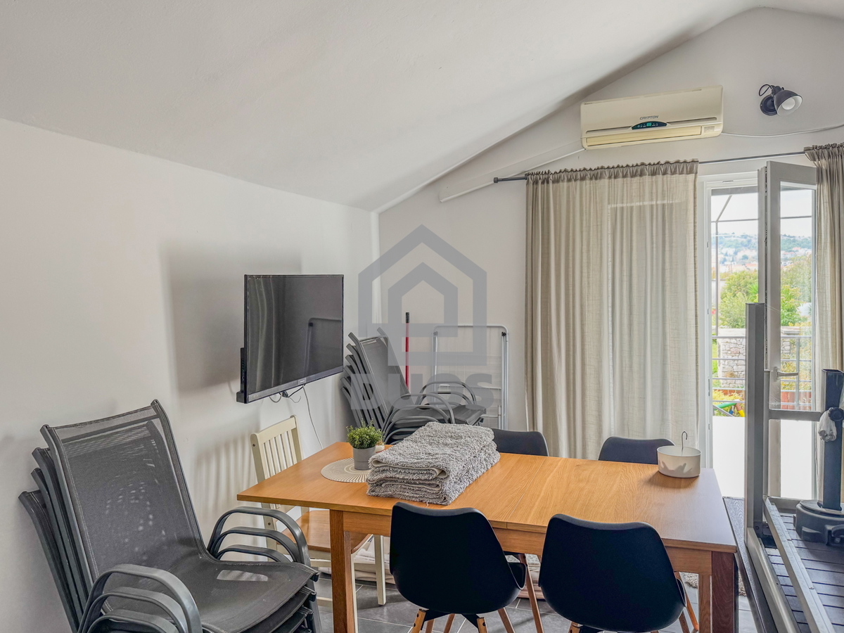 Dvojna hiša blizu plaže Betina s štirimi stanovanji