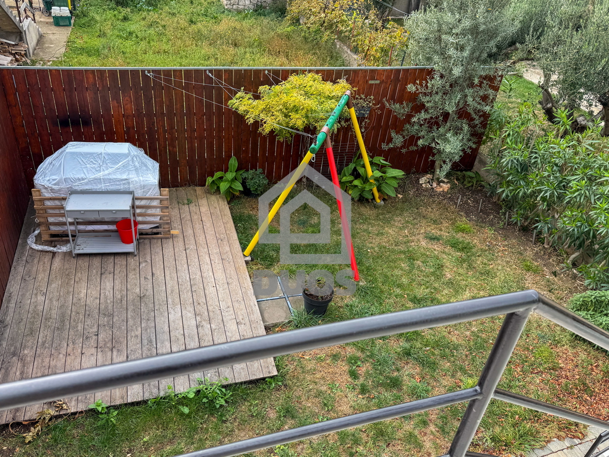 Dvojna hiša blizu plaže Betina s štirimi stanovanji