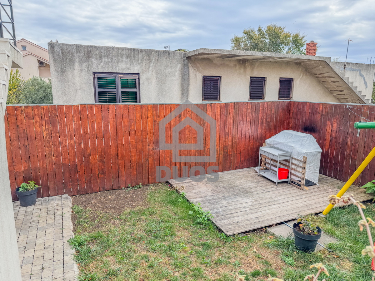 Dvojna hiša blizu plaže Betina s štirimi stanovanji