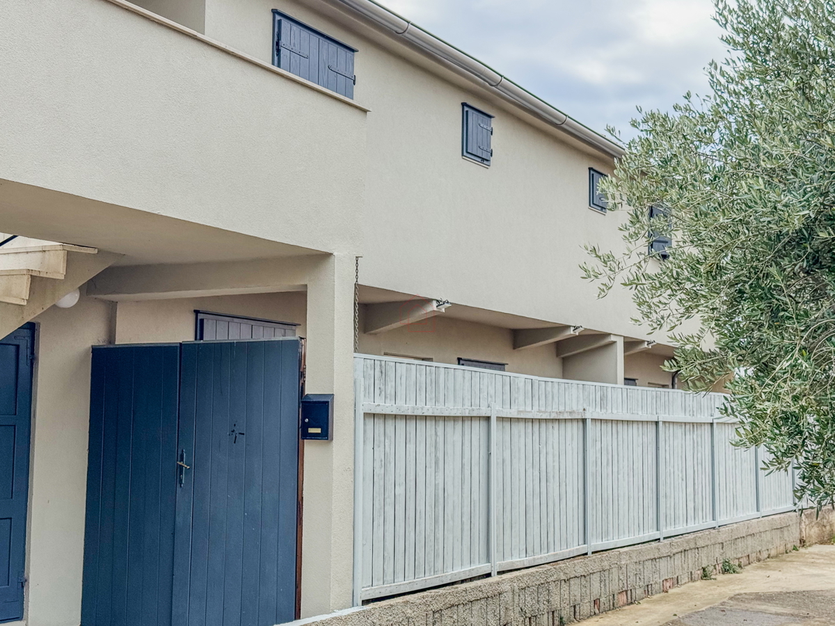 Dvojna hiša blizu plaže Betina s štirimi stanovanji