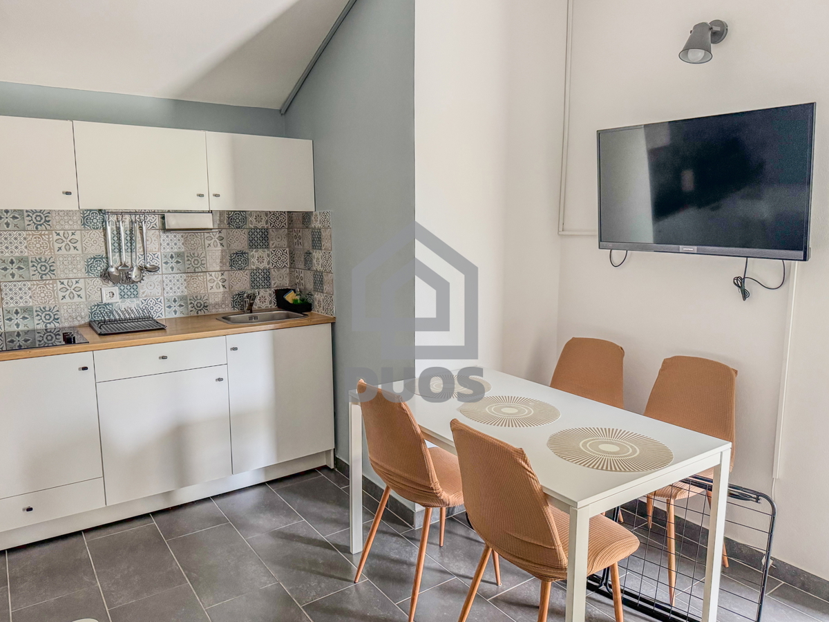 Dvojna hiša blizu plaže Betina s štirimi stanovanji