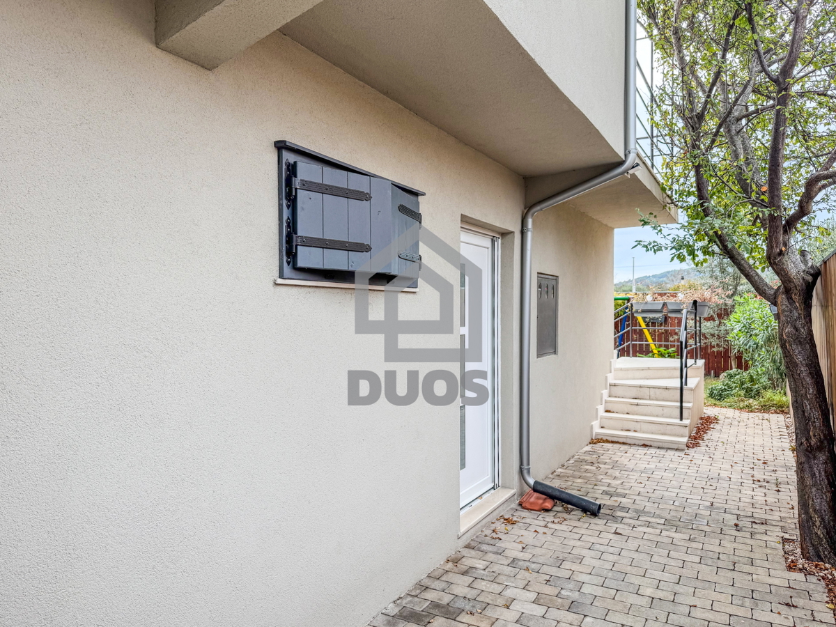 Dvojna hiša blizu plaže Betina s štirimi stanovanji