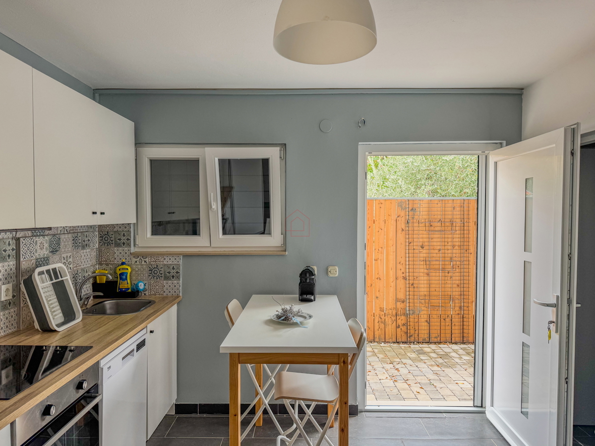 Dvojna hiša blizu plaže Betina s štirimi stanovanji