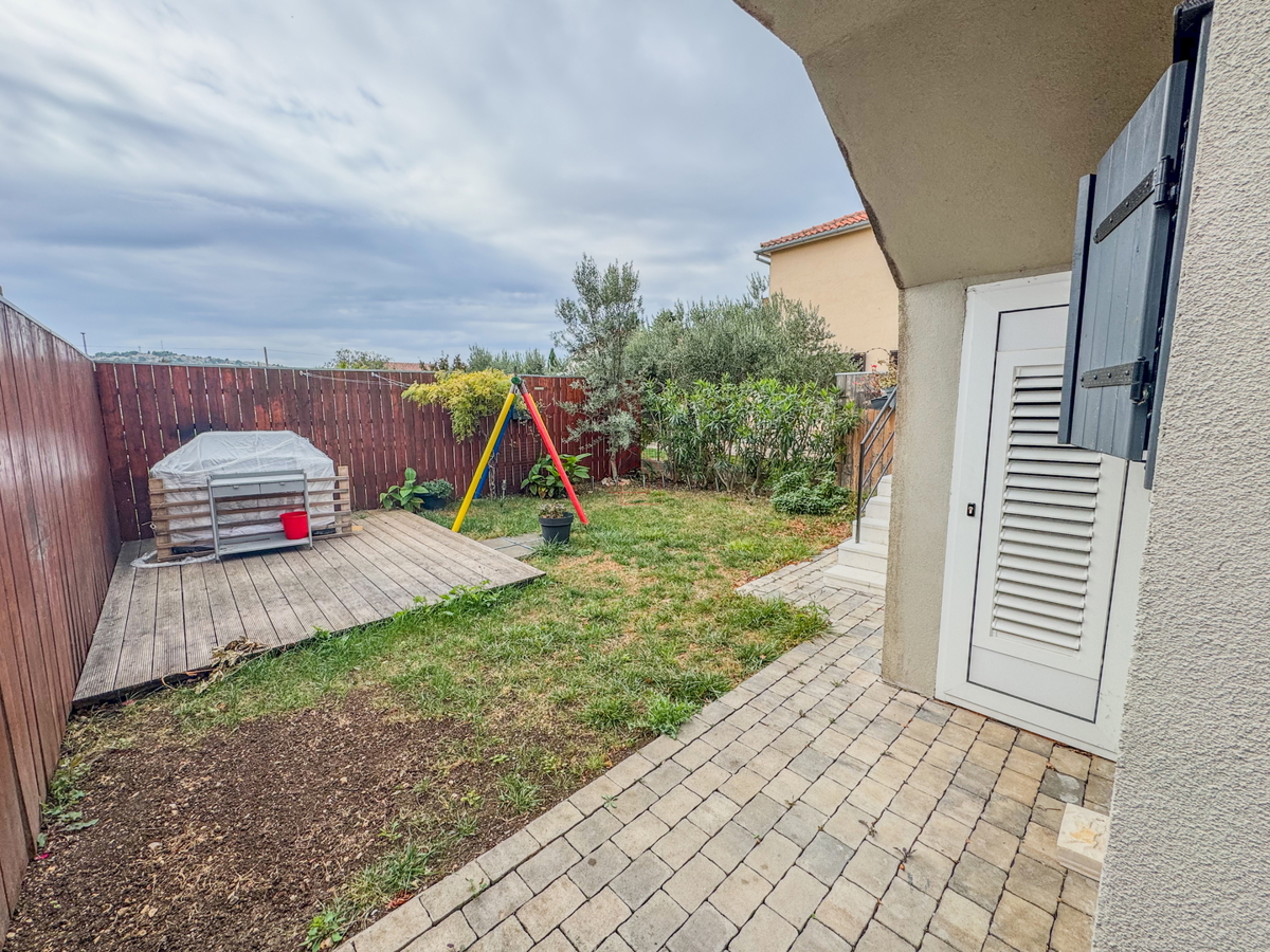 Dvojna hiša blizu plaže Betina s štirimi stanovanji