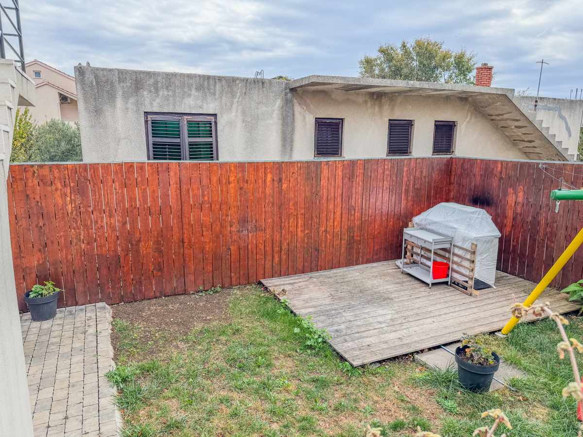 Dvojna hiša blizu plaže Betina s štirimi stanovanji