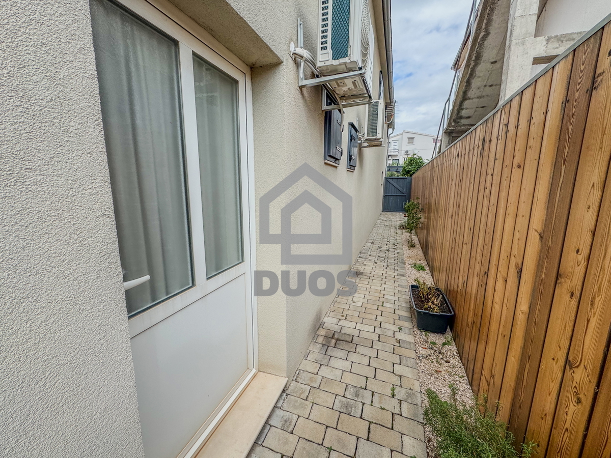 Dvojna hiša blizu plaže Betina s štirimi stanovanji