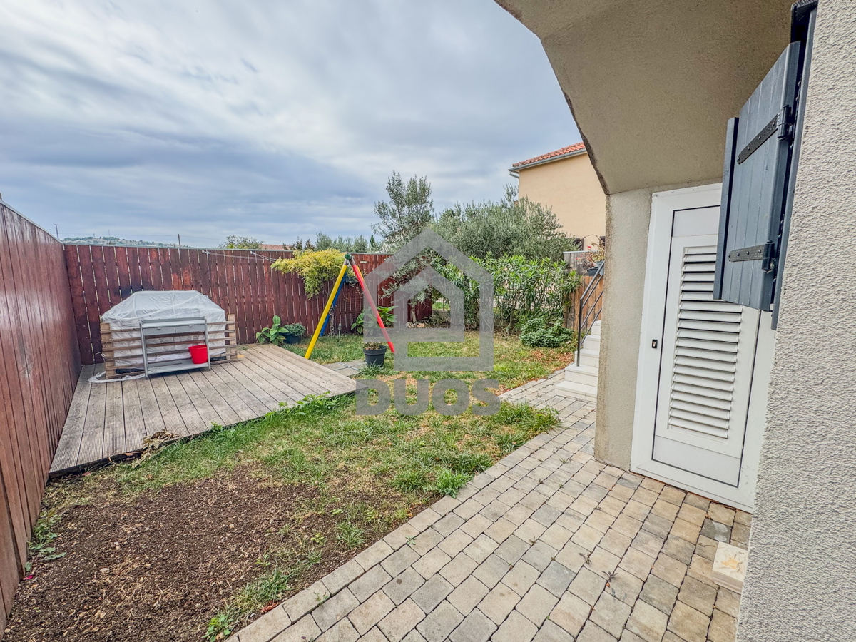 Dvojna hiša blizu plaže Betina s štirimi stanovanji