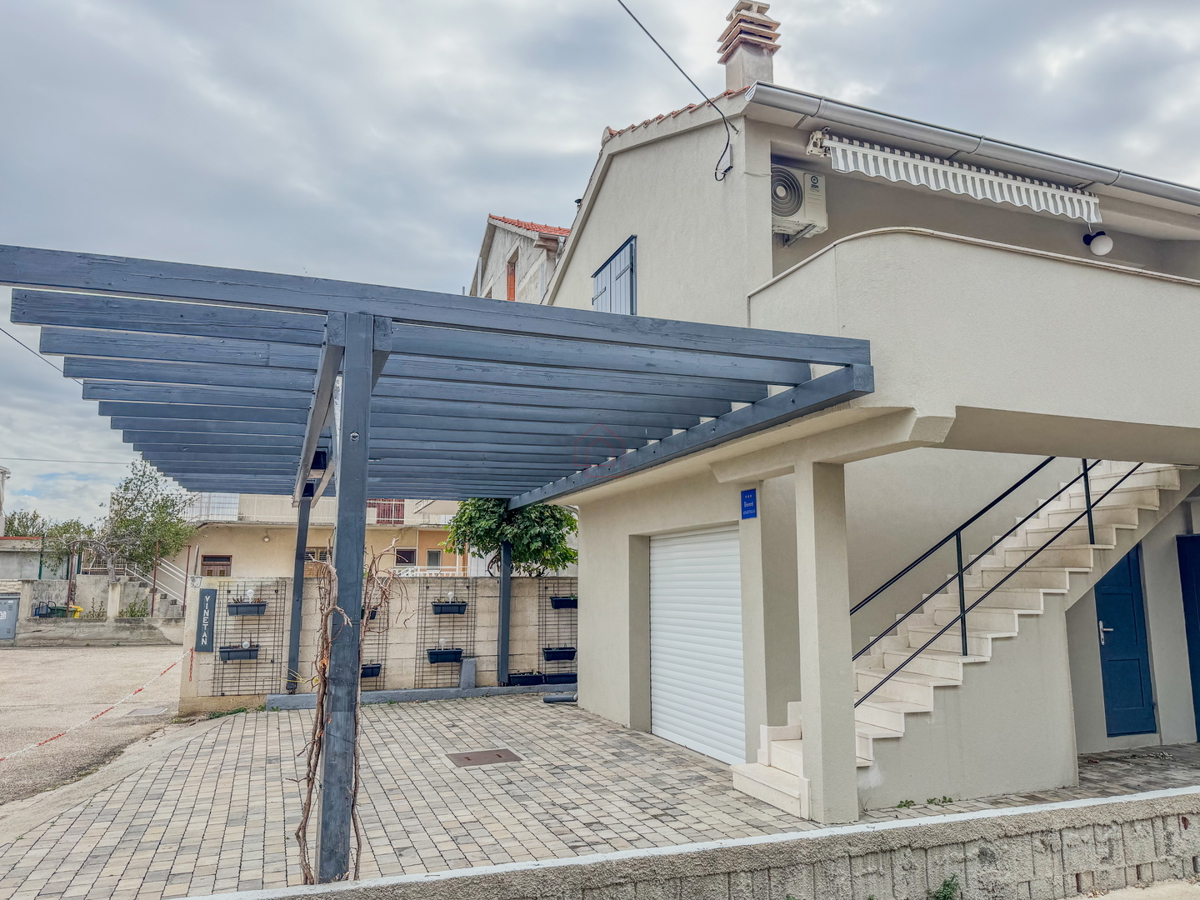 Dvojna hiša blizu plaže Betina s štirimi stanovanji