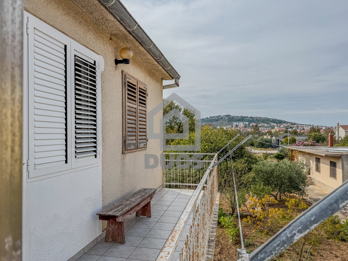 Dvojna hiša blizu plaže Betina s štirimi stanovanji