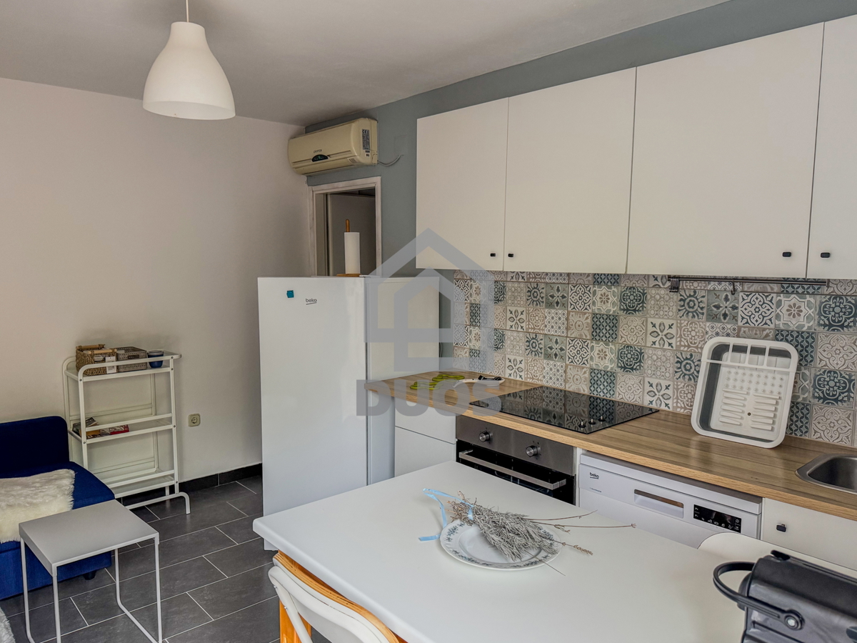 Dvojna hiša blizu plaže Betina s štirimi stanovanji