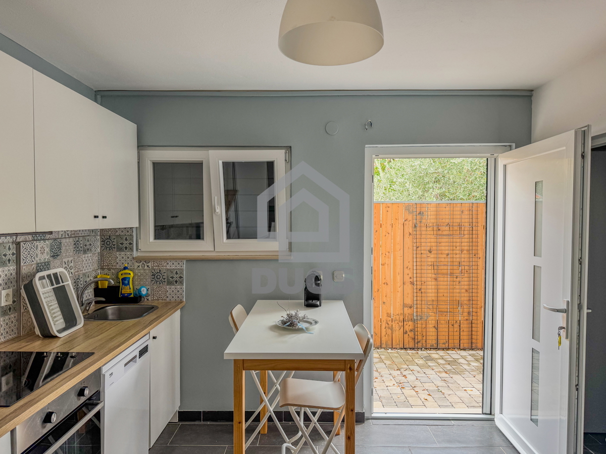 Dvojna hiša blizu plaže Betina s štirimi stanovanji