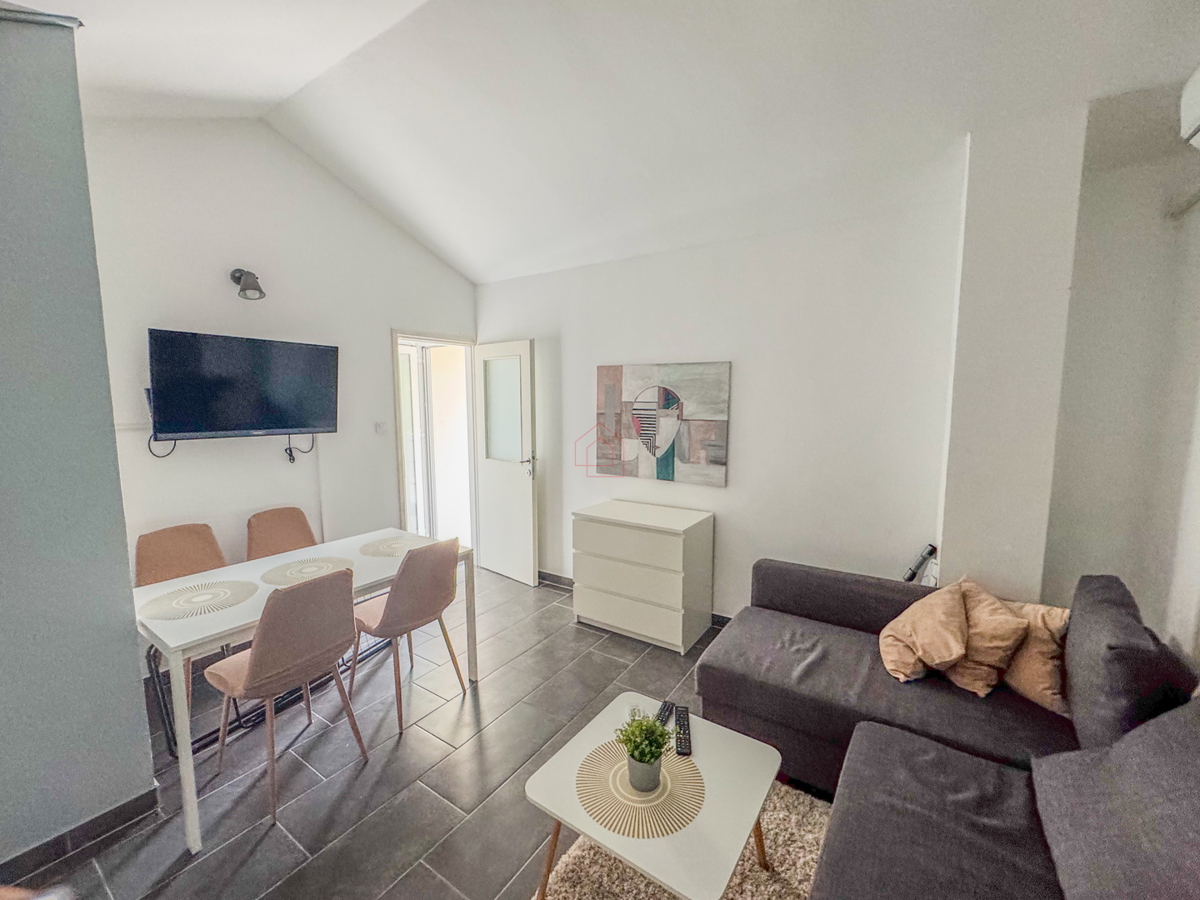 Dvojna hiša blizu plaže Betina s štirimi stanovanji