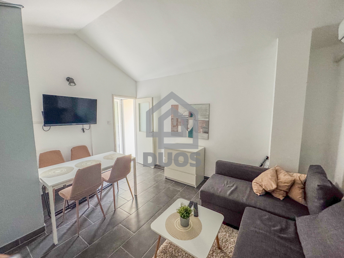 Dvojna hiša blizu plaže Betina s štirimi stanovanji