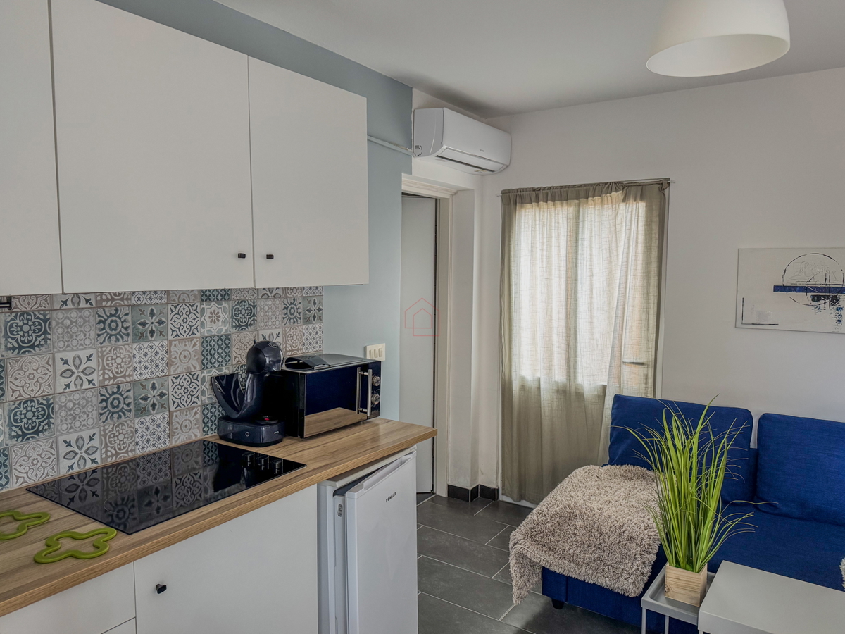 Dvojna hiša blizu plaže Betina s štirimi stanovanji